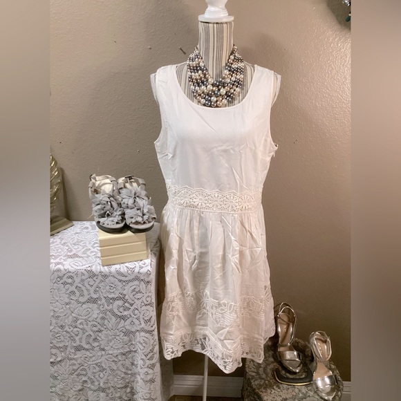 LC Lauren Conrad Dresses & Skirts - LAUREN CONRAD LACE LIGHT PINK DRESS